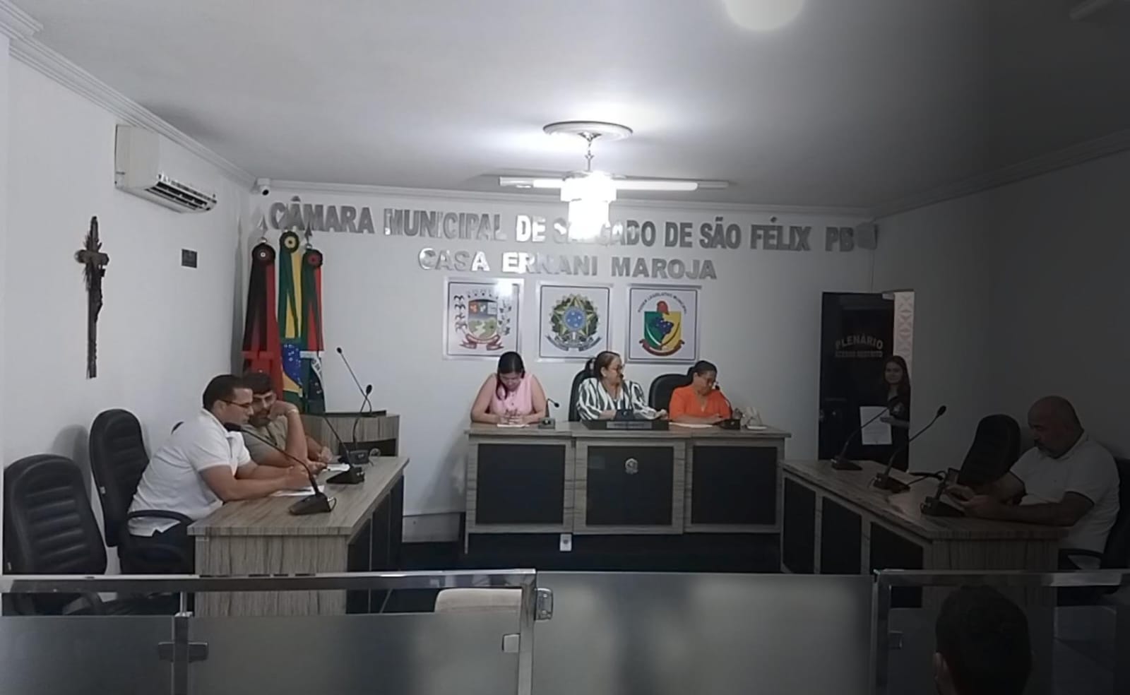 No momento, você está visualizando CÂMARA REALIZA SESSÃO E APRECIA PROJETO QUE AUTORIZA INCENTIVO A PROFISSIONAIS DA SAÚDE